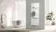 Weiße Kermi-Heizung an einer Wand, vertikal montiert, mit Handtuchhaltern. Im Hintergrund eine freistehende Badewanne und eine Pflanze in einem modernen Badezimmer.